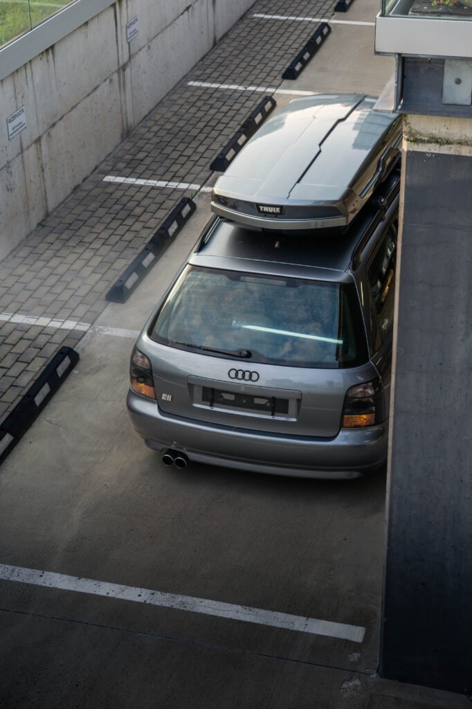 Pilkas Audi universalas su stogo bagažine, iliustruojantis šeimyninių automobilių supirkimą Vilniuje, kurį atlieka „AutoDylas“.