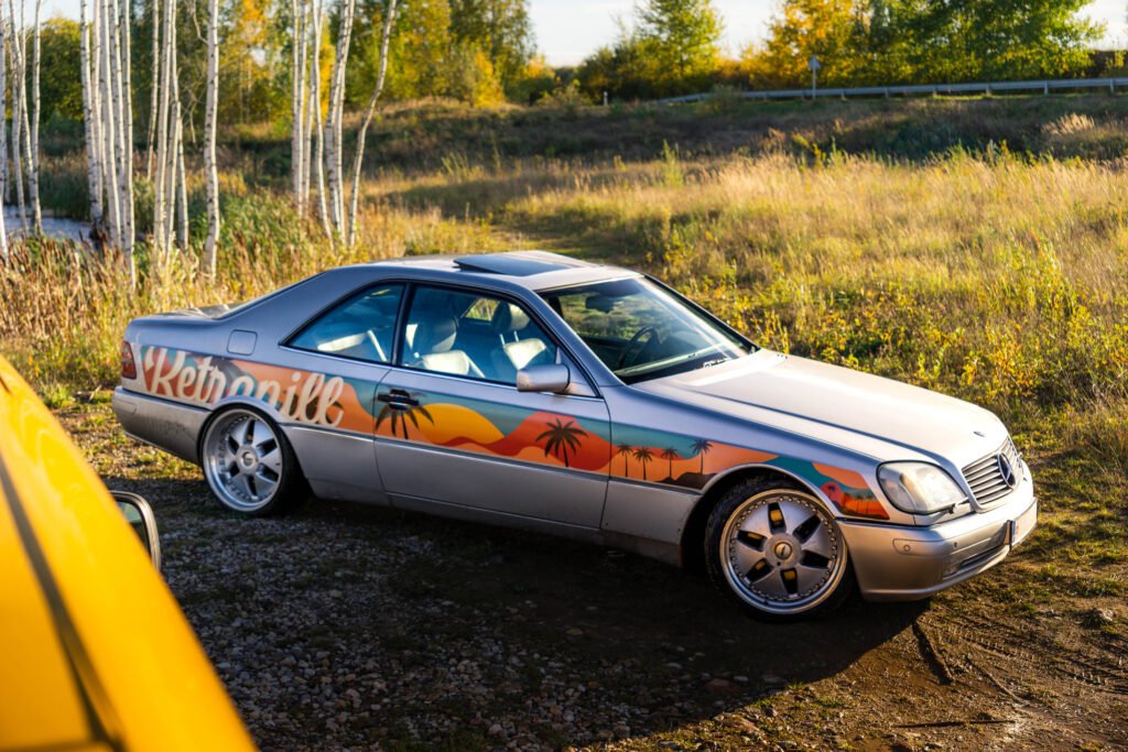 Modifikuotas sidabrinis Mercedes-Benz C140 kupė su išskirtine apdaila, iliustruojantis nestandartinių automobilių supirkimą Klaipėdoje per Autodylą.