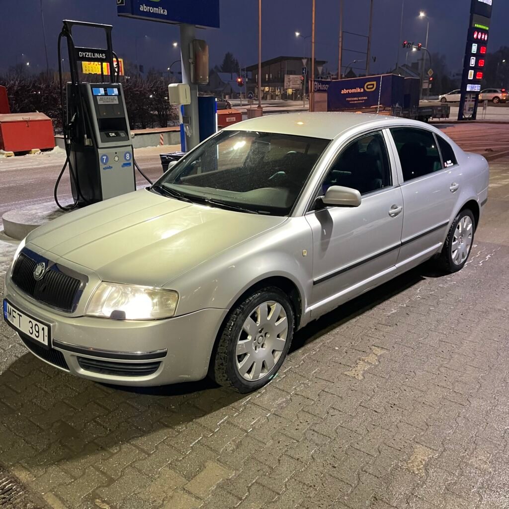 Sidabrinis Škoda automobilis degalinėje vakare. Visą parą veikiantis automobilių supirkimas Pakruojyje.