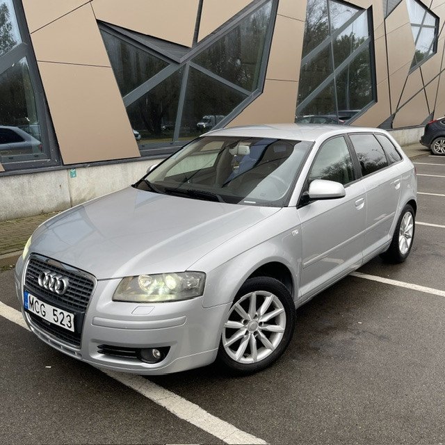 Sidabrinė Audi A3 hečbekas, iliustruojantis greitą automobilių supirkimo procesą Klaipėdoje, kurį vykdo įmonė AutoDylas