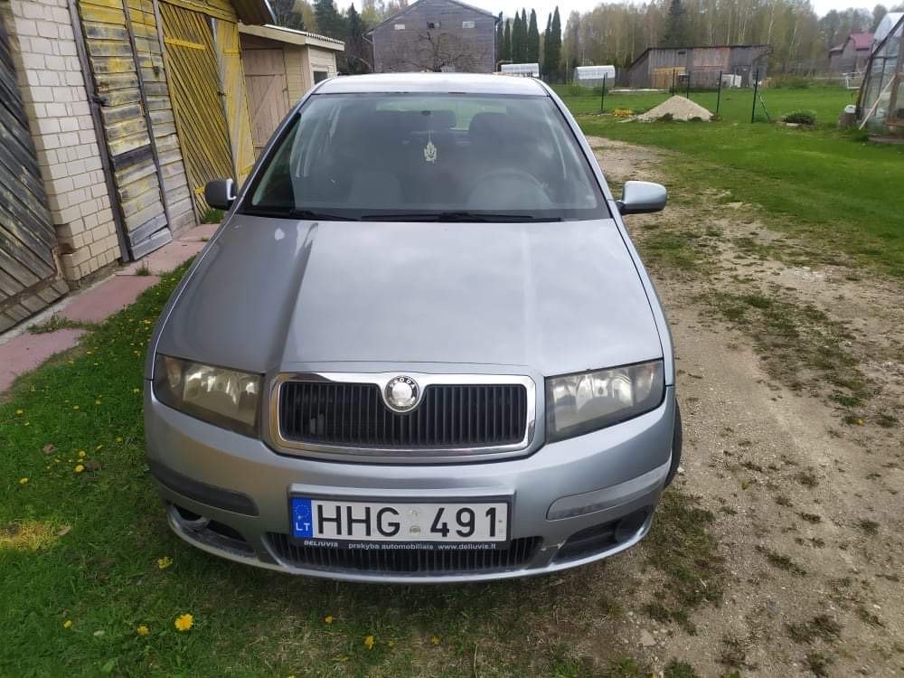 Senų automobilių supirkimas Panevėžyje – sidabrinė Skoda Fabia privačiame kieme