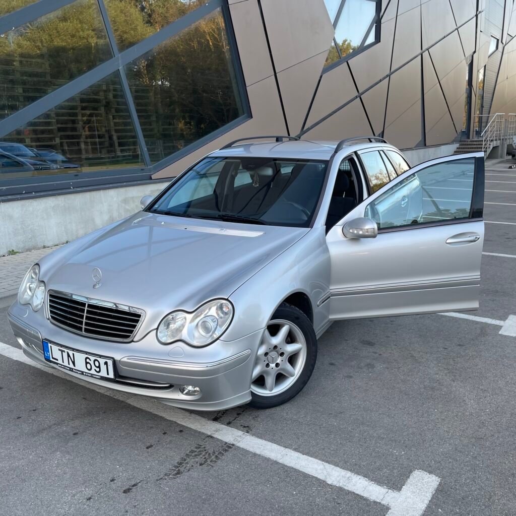Sidabrinis Mercedes-Benz universalas atviromis durelėmis aikštelėje – Mercedes supirkimas