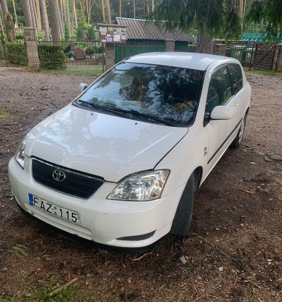 Balta Toyota Corolla su kuro sistemos defektu stovi aikštelėje.