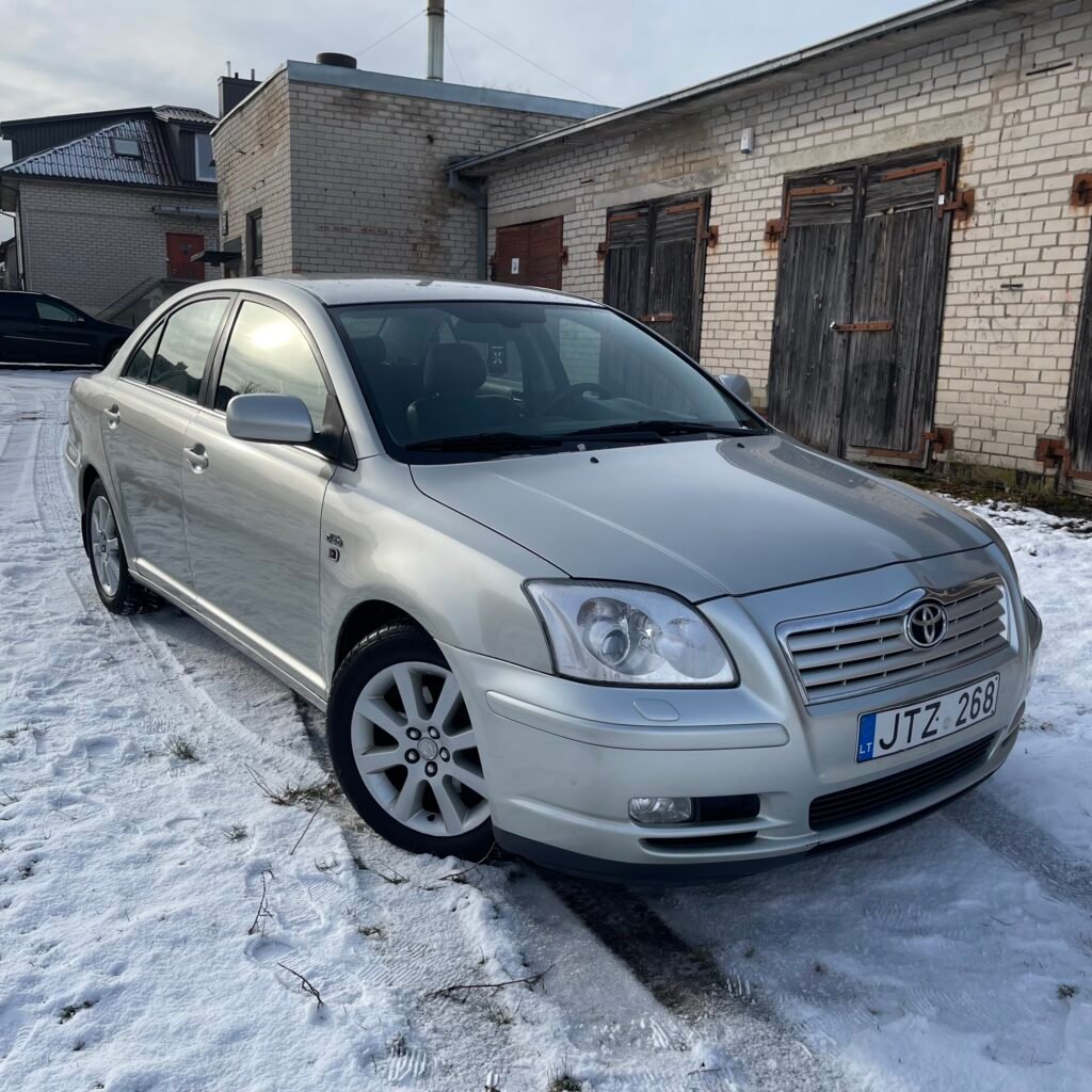 Sidabrinė Toyota Avensis stovinti sniege – operatyvus supirkimas Mažeikiuose žiemą.