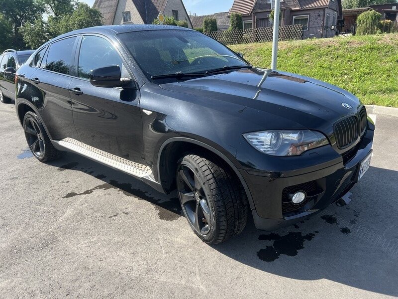 Prabangus juodas BMW X6 visureigis aikštelėje – automobilių supirkimas Plungėje.