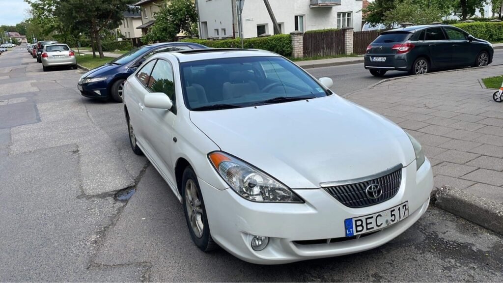 Balta Toyota Solara kupė miesto gatvėje – greitas automobilių supirkimas Plungėje.