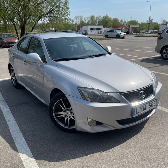 Sidabrinis Lexus IS sedanas su lietuviškais registracijos numeriais stovėjimo aikštelėje, iliustruojantis automobilių supirkimą Kaune.