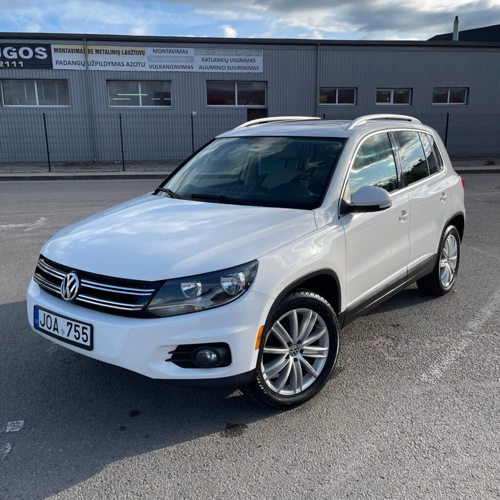 sėkmingai nupirktas baltas Volkswagen Tiguan visureigis. Įmonė AutoDylas - automobilių supirkimo lyderis Lietuvoje